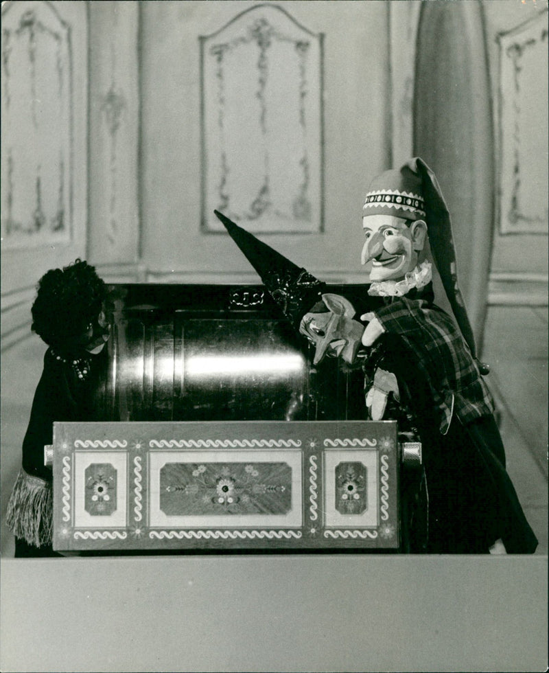 1926 STOLEN MUSIC FUN GAME WHICH ASPER BRINGS BACK HIS HARMONICA WIT - Vintage Photograph