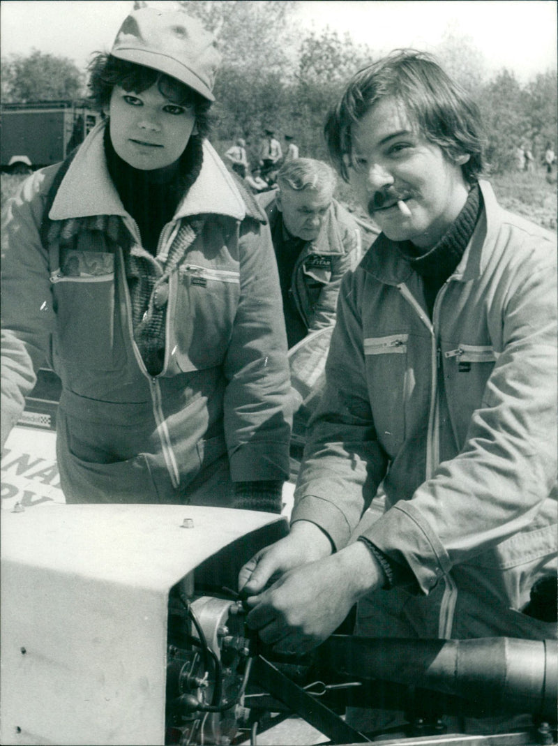 1977 MANUELA ILSE BIBERTI AND HER FRIEND KAI PETER SEUM FALL MAINTENANCE - Vintage Photograph