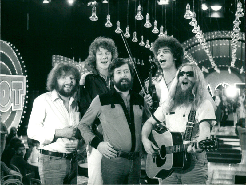 1979 FUN MUSICIANS LEGENDARY LLAMBURGER SCENE - Vintage Photograph