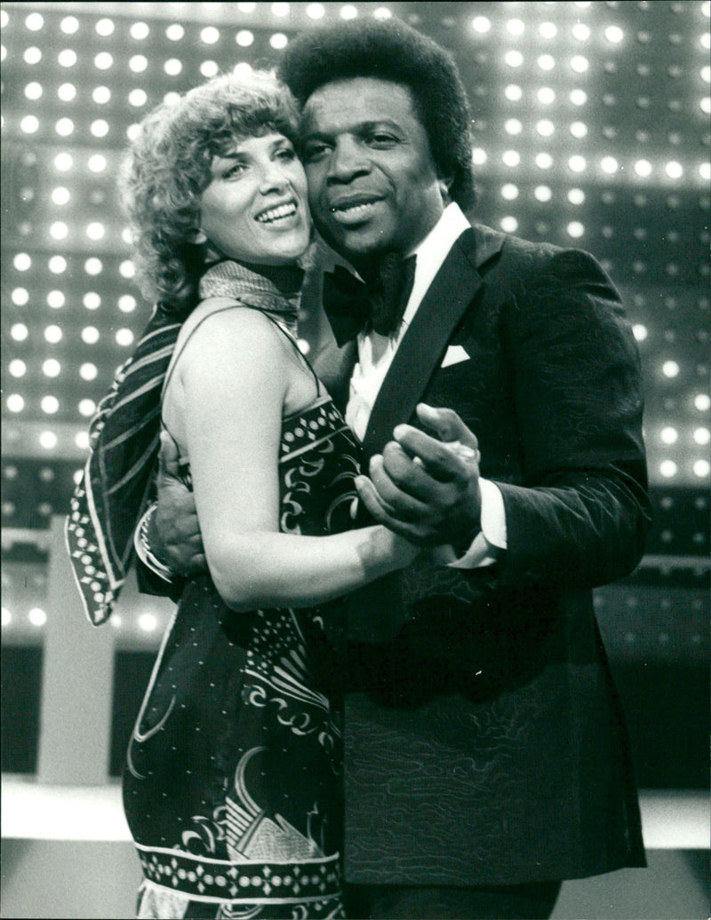 1977 NEW YEARS EVE DANCE PARTY BIN EXTENSIVE MUSIC PROGRAM MANY POPULAR - Vintage Photograph