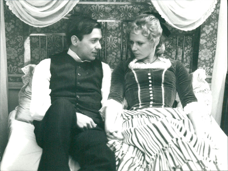 1978 EDF GRA KESSLER HANGS SOME ARIS LISETTE MODEL MEETS AND FALLS - Vintage Photograph