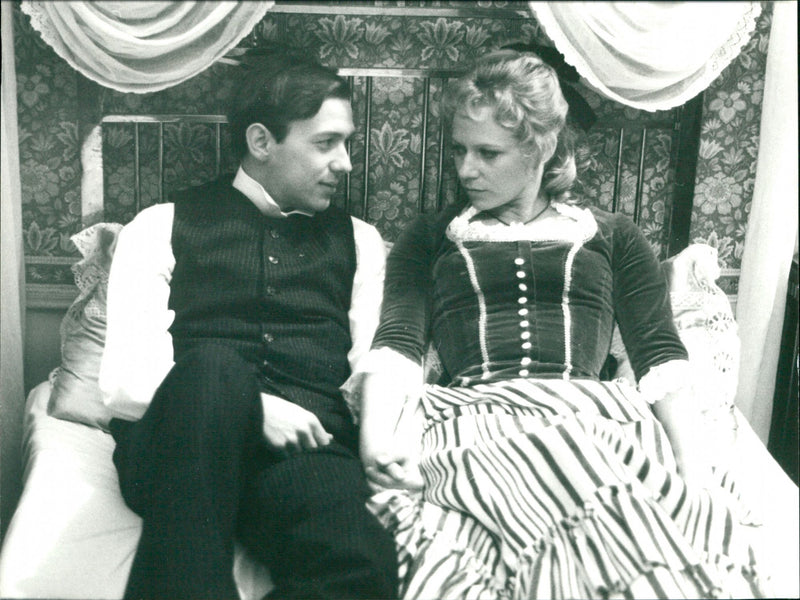 1978 COUNT KESSLER HANGS SOME ARIS THERE MEETS LISETTE MODEL GRAF - Vintage Photograph