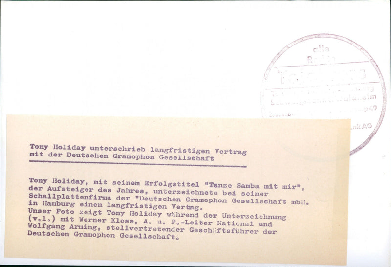 TONY HOLIDAY SIGNED LONGTERM CONTRACT DEUTSCHE GRAMOPHON GESELLSCH - Vintage Photograph