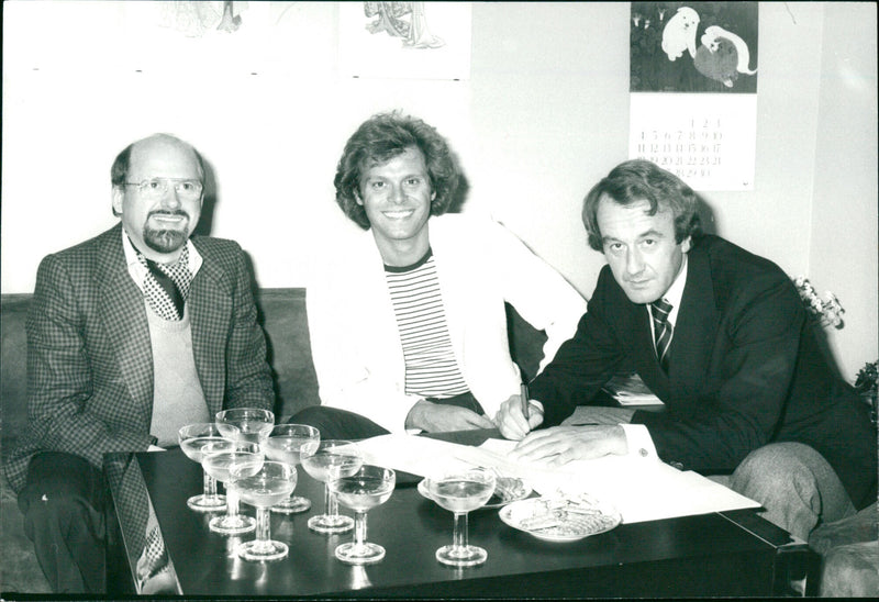 TONY HOLIDAY SIGNED LONGTERM CONTRACT DEUTSCHE GRAMOPHON GESELLSCH - Vintage Photograph