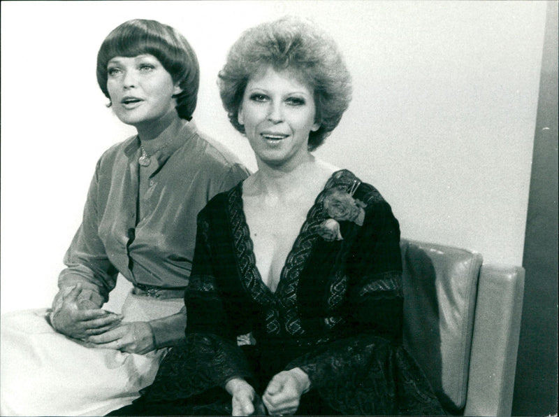 1977 JAL ELFIE KALKREUTH FLIES THROUGH HER CAST SYLVIA GES - Vintage Photograph