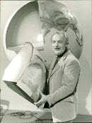 DEN KERNER TRURTH MAKES MODEL GLOBE MOUNTAINS - Vintage Photograph