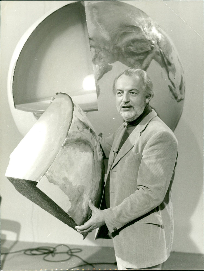 DEN KERNER TRURTH MAKES MODEL GLOBE MOUNTAINS - Vintage Photograph