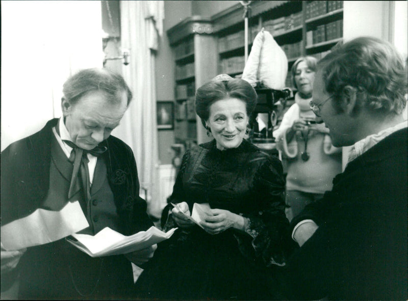 WANUES MESEMED MANIA WREMUR ZWEISERE AND REG CLAUS PETE - Vintage Photograph