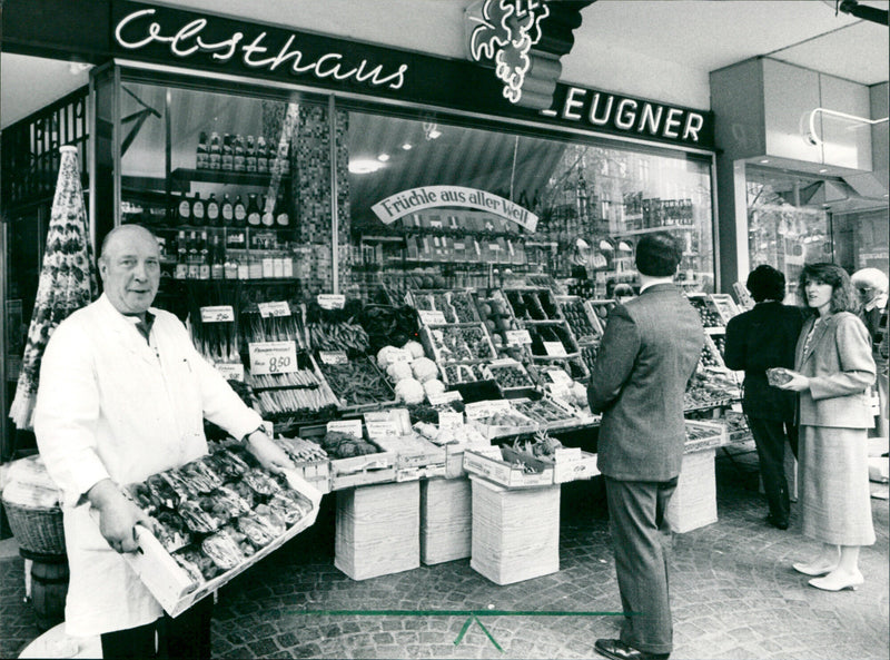 Obsthaus Leugner in Frankfurt's Freßgass - Vintage Photograph