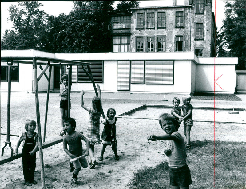 1978 Kindergarten Ostge L 8 - Vintage Photograph
