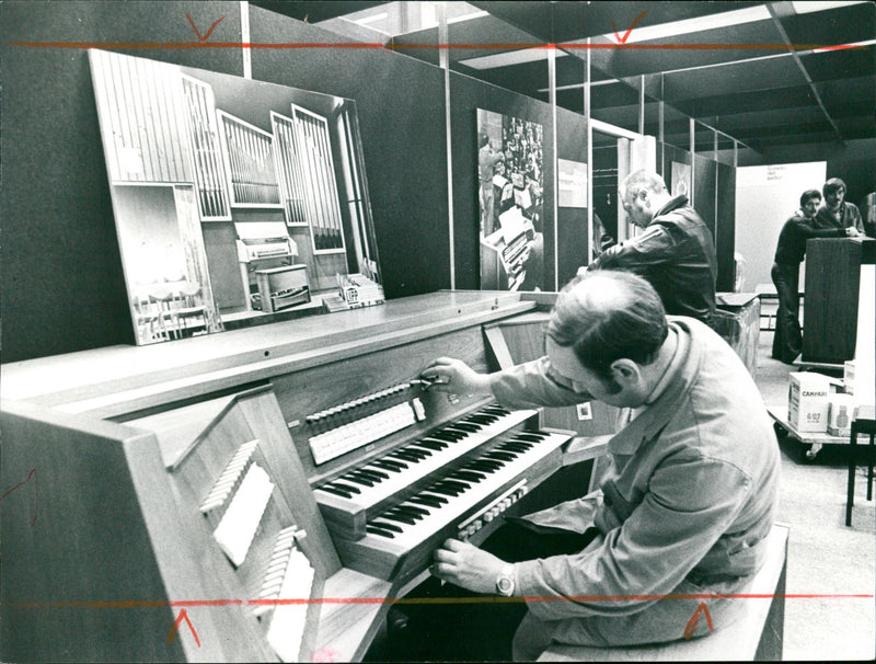 TESS - Spring Case Flrisi Signature Telephone T: Cass6 Spring Fair Tadeusz Dabrowski Canari - Vintage Photograph