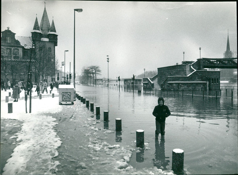 Main flood - Vintage Photograph