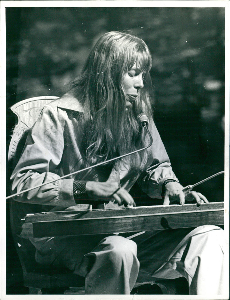 Canadian singer-songwriter Joni Mitchell performing her own songs. - Vintage Photograph