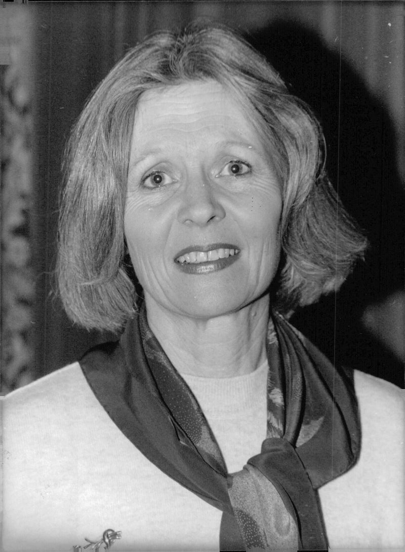 Actress Angela Thorne poses for a photograph. - Vintage Photograph, image size:800x1089