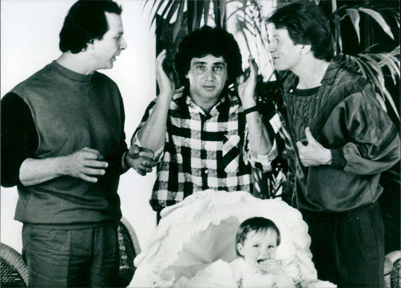 Trois hommes et un couffin - Vintage Photograph