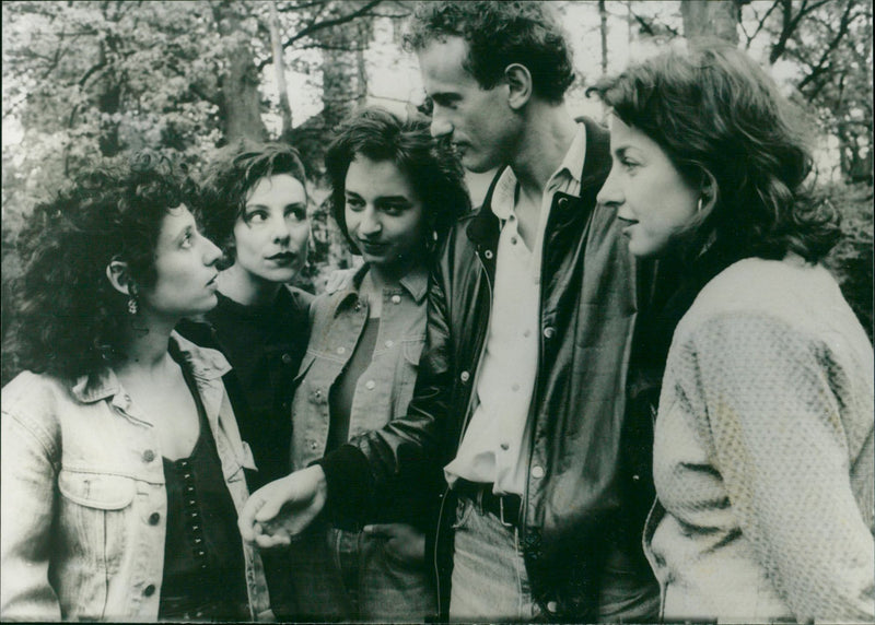 sieben Frauen - Vintage Photograph