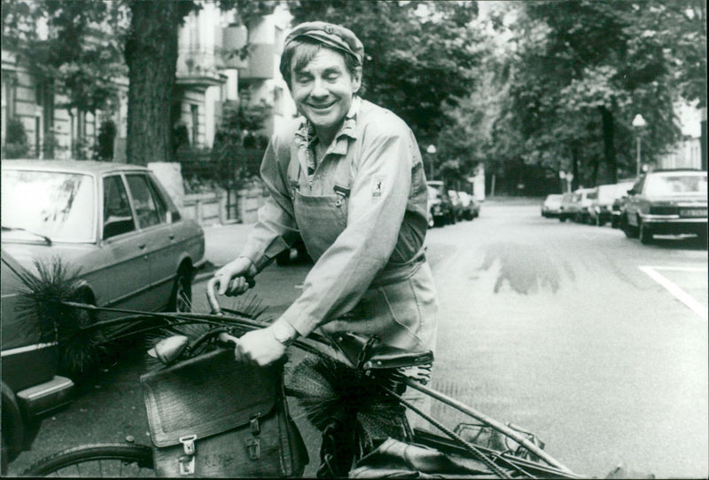 Sigi, der Strassenfeger - Vintage Photograph