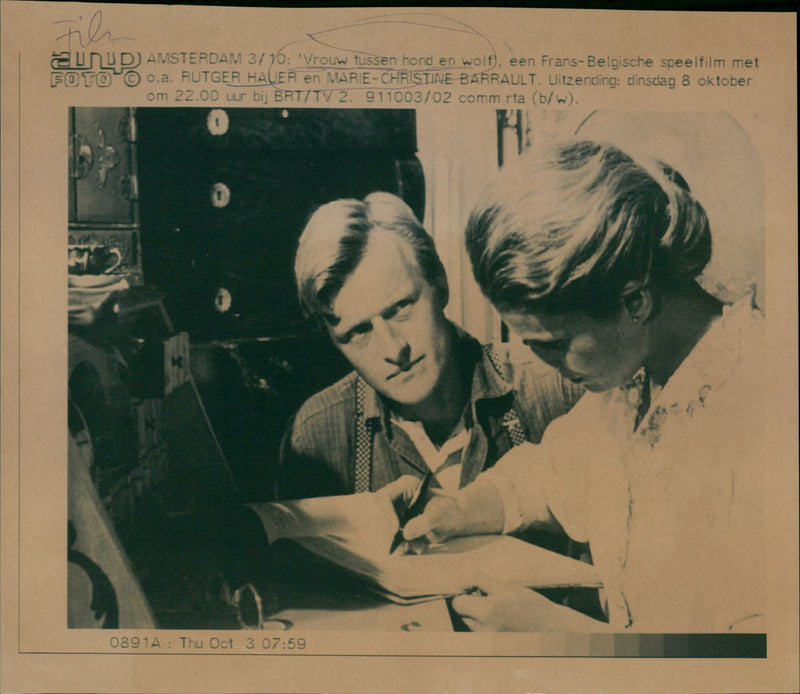 Een vrouw tussen hond en wolf - Vintage Photograph