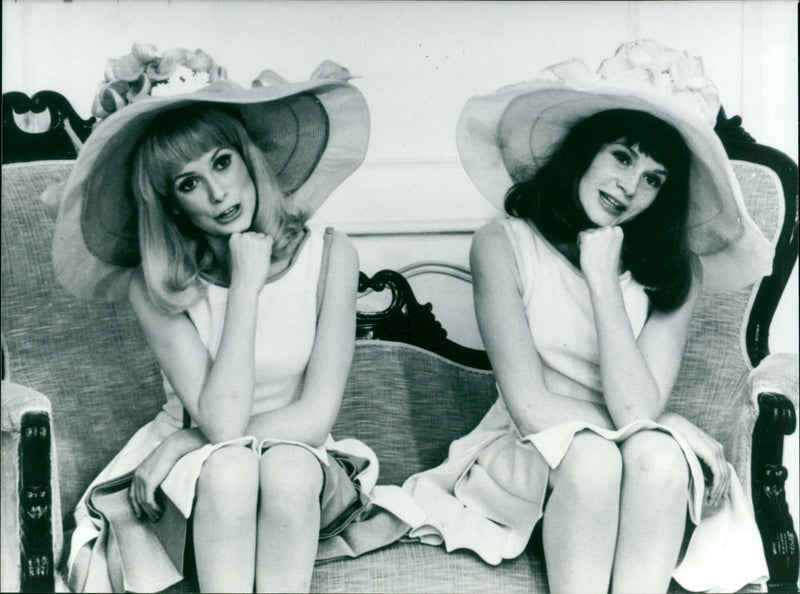 Les demoiselles ont eu 25 ans - Vintage Photograph