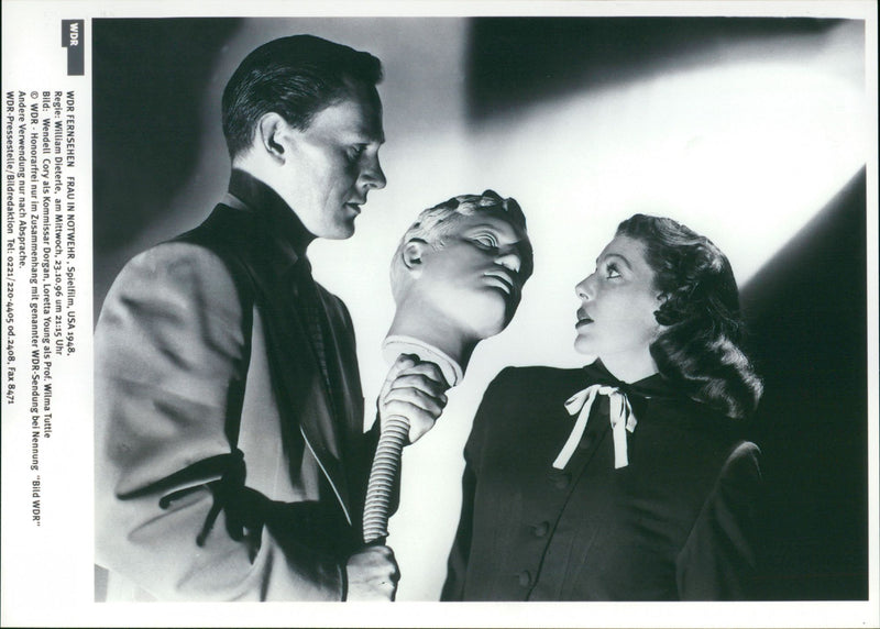 Frau in Notwehr - Vintage Photograph