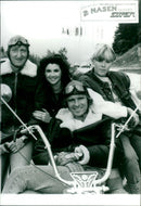 Zwei Nasen tanken Super - Vintage Photograph