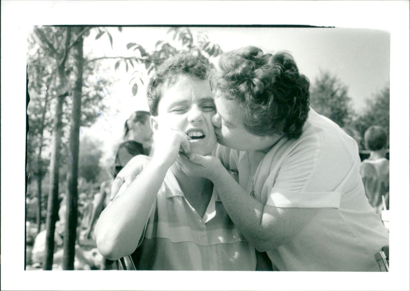 De koetsier poetst de postkoets - Vintage Photograph