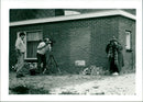 De koetsier poetst de postkoets - Vintage Photograph