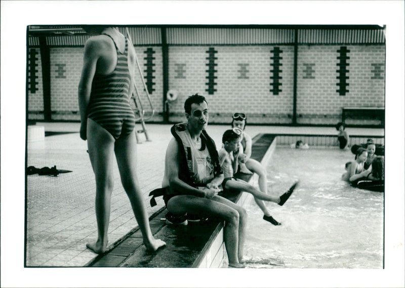 De koetsier poetst de postkoets - Vintage Photograph