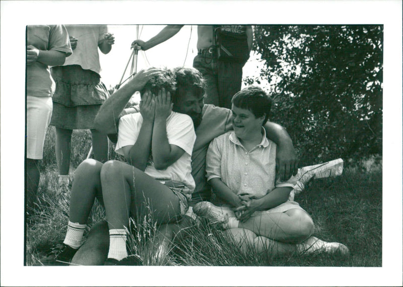 De koetsier poetst de postkoets - Vintage Photograph