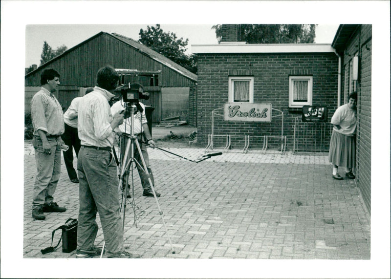 De koetsier poetst de postkoets - Vintage Photograph