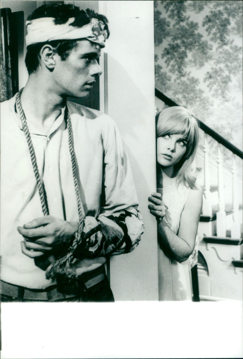Michael Sarrazin and Sue Lyon - The Flim-Flam Man - Vintage Photograph