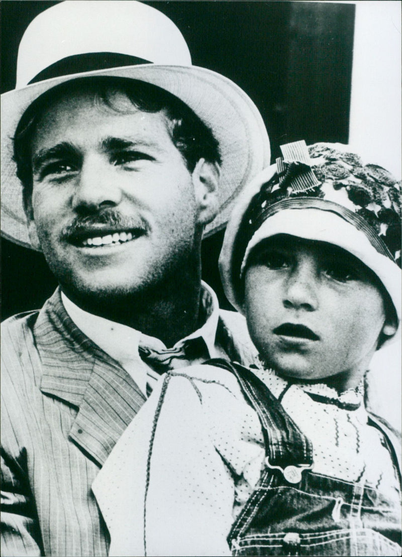 Ryan O'Neal and Tatum O'Neal - Paper Moon - Vintage Photograph