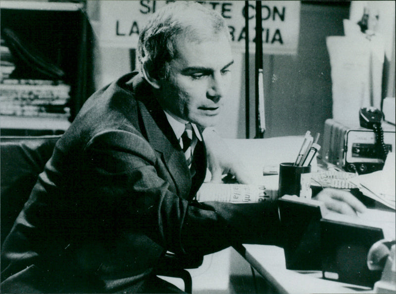 Sbatti il mostro in prima pagina - Vintage Photograph