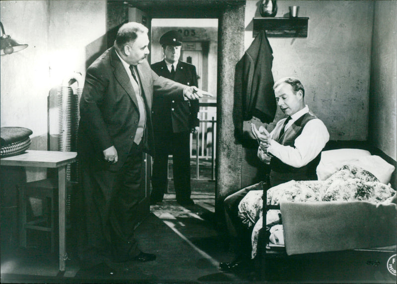 Ein Mann geht durch die Wand - Vintage Photograph