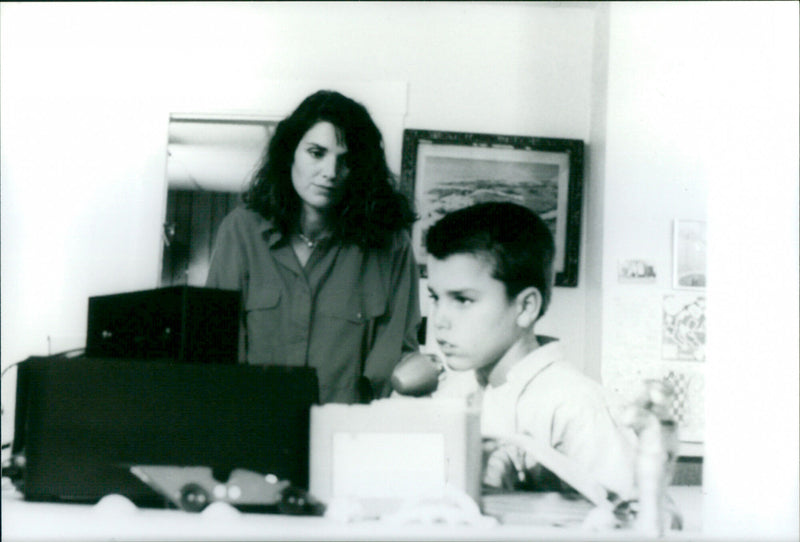 Oliver Benny and Anne Canovas - Qualcuno in ascolto/High Frequency - Vintage Photograph