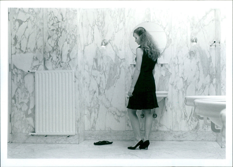 De Onfatsoenlijke Vrouw - Vintage Photograph