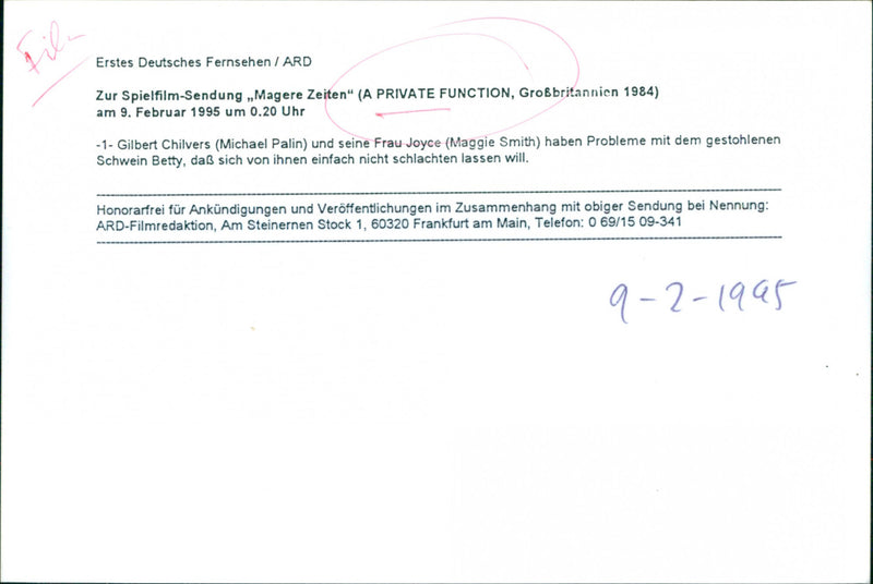 Michael Palin and Maggie Smith struggle with a stolen pig in a scene from the film "Magere Zeiten". - Vintage Photograph