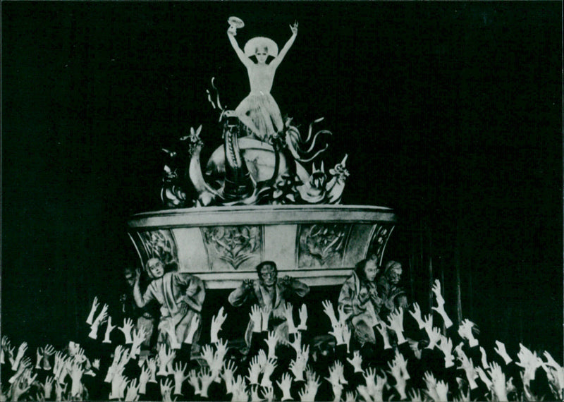 Metropolis (1926) - Vintage Photograph
