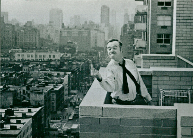 Jack Lemmon stars in the film "The Prisoner of Second Avenue" on Dutch television. - Vintage Photograph