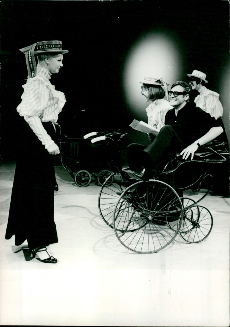 Tweede Revuette van Adele. - Vintage Photograph