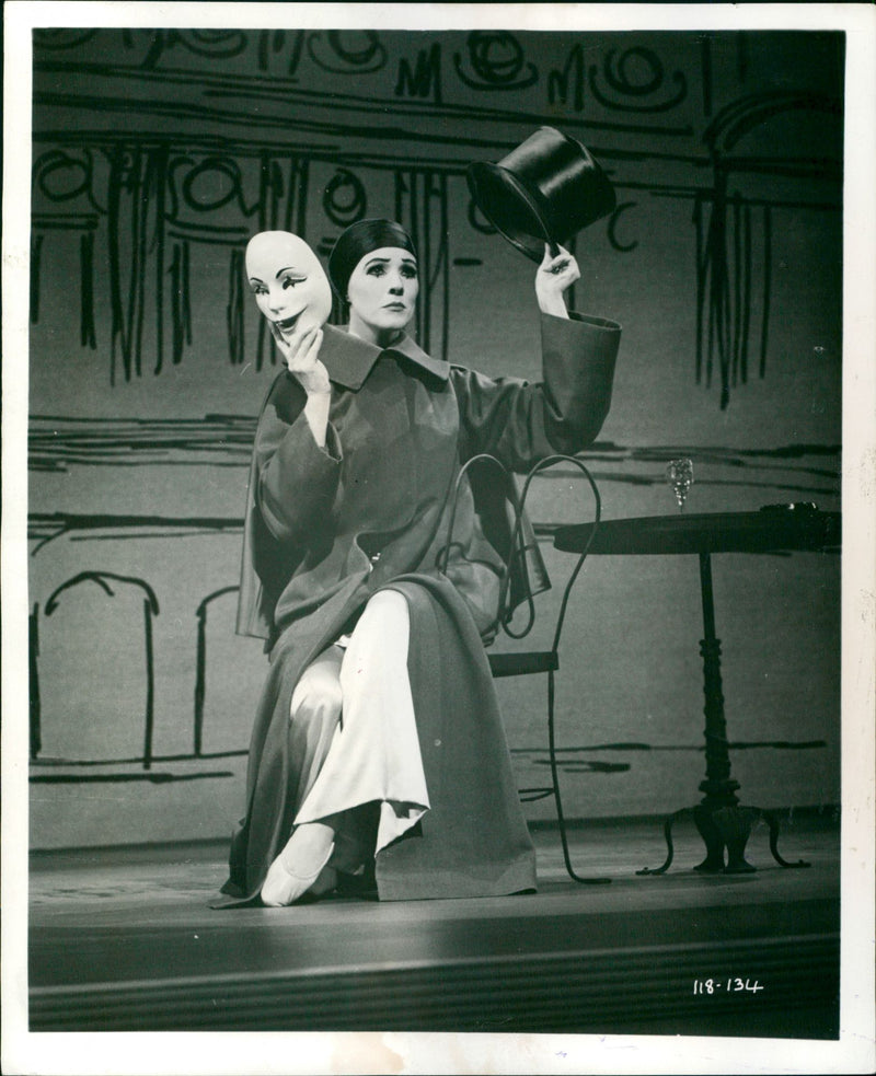 Julie Andrews - Vintage Photograph