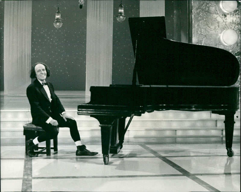 Max Wall - Vintage Photograph