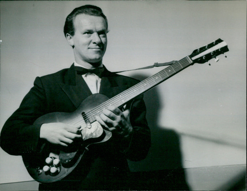 Bert Weedon - Vintage Photograph