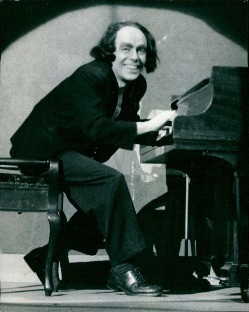 Max Wall - Vintage Photograph