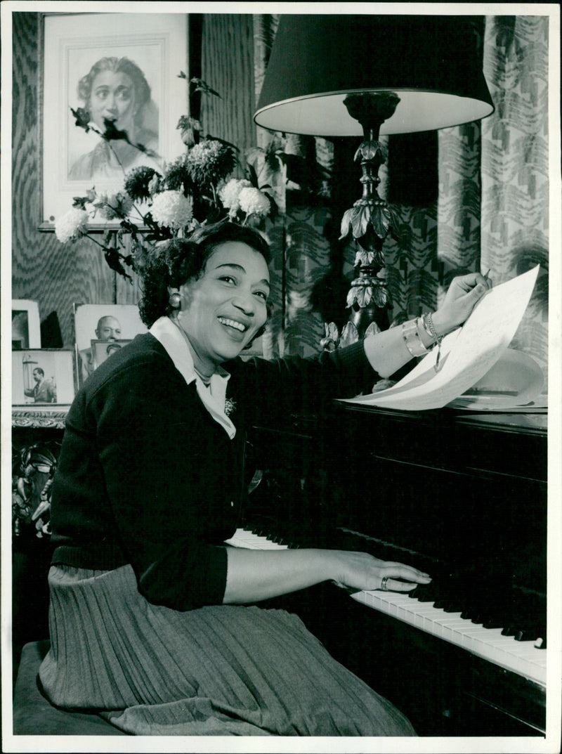 Elizabeth Welch - Vintage Photograph