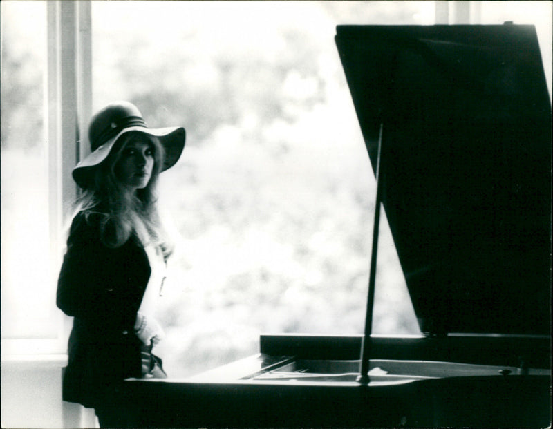 Lynsey de Paul - Vintage Photograph