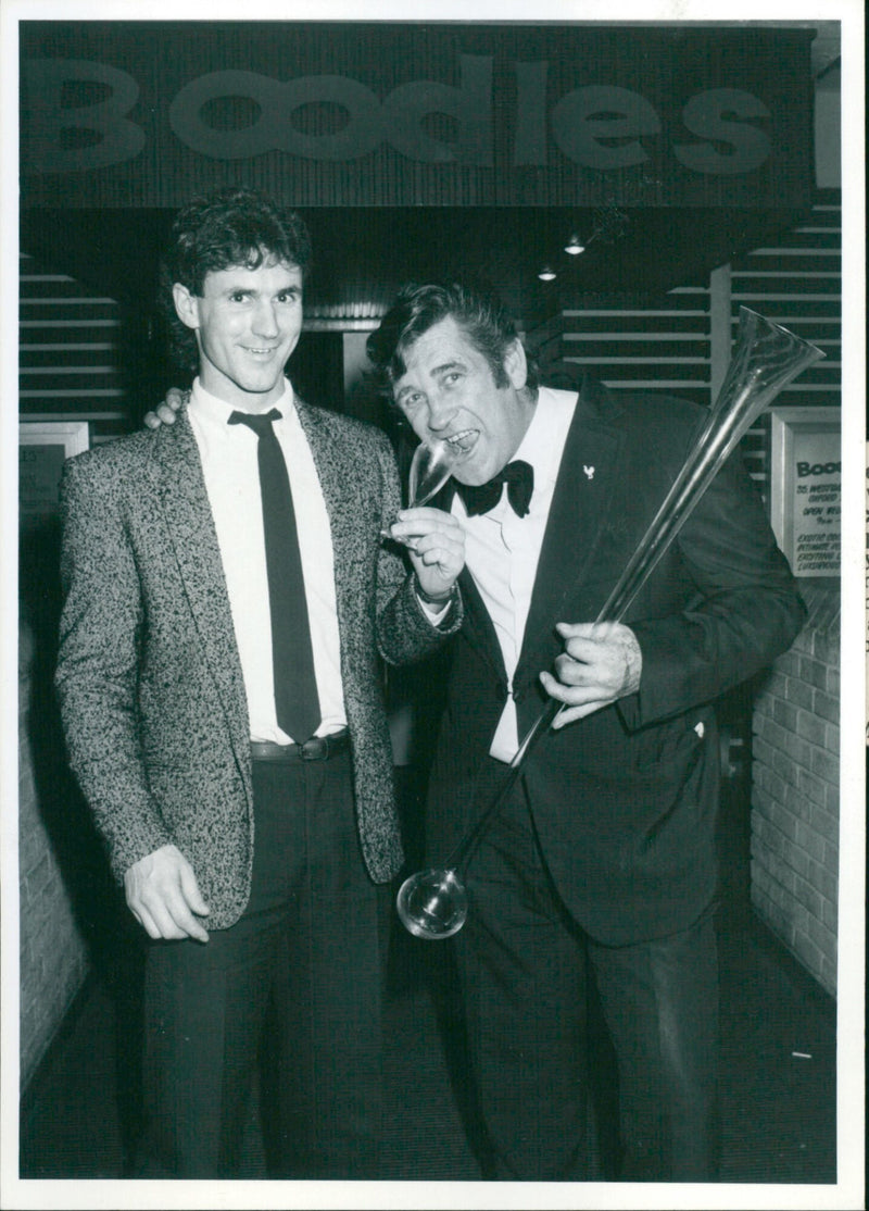 Peter Dowdeswell breaks a world drinking record with a four-pint yard of ale in just 6.2 seconds. - Vintage Photograph