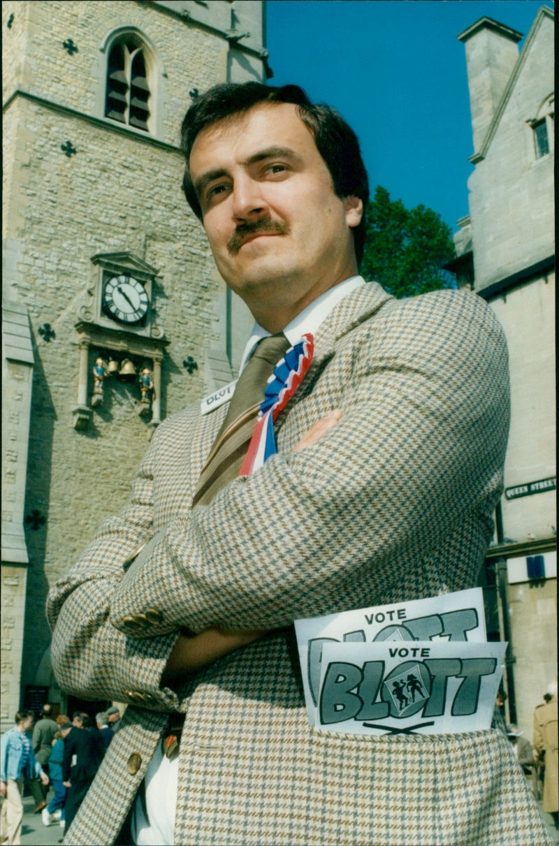 Actor Mike Dennis canvasses supporters for Blott on the Landscape in Oxford. - Vintage Photograph
