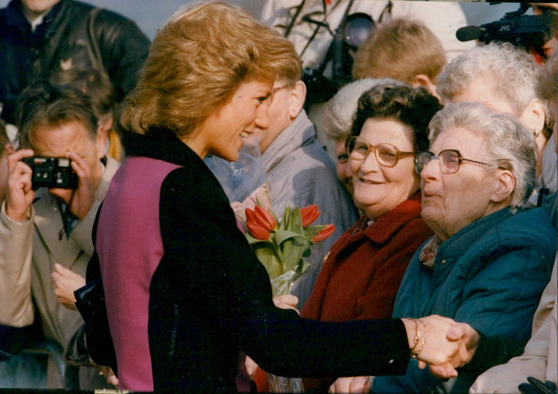 Princess Diana waves to the crowd during her departure from Oxsrad. - Vintage Photograph