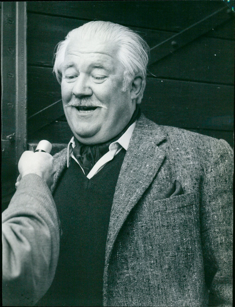 Brigadier Peter Young visits the site of the Battle of Edgehill. - Vintage Photograph